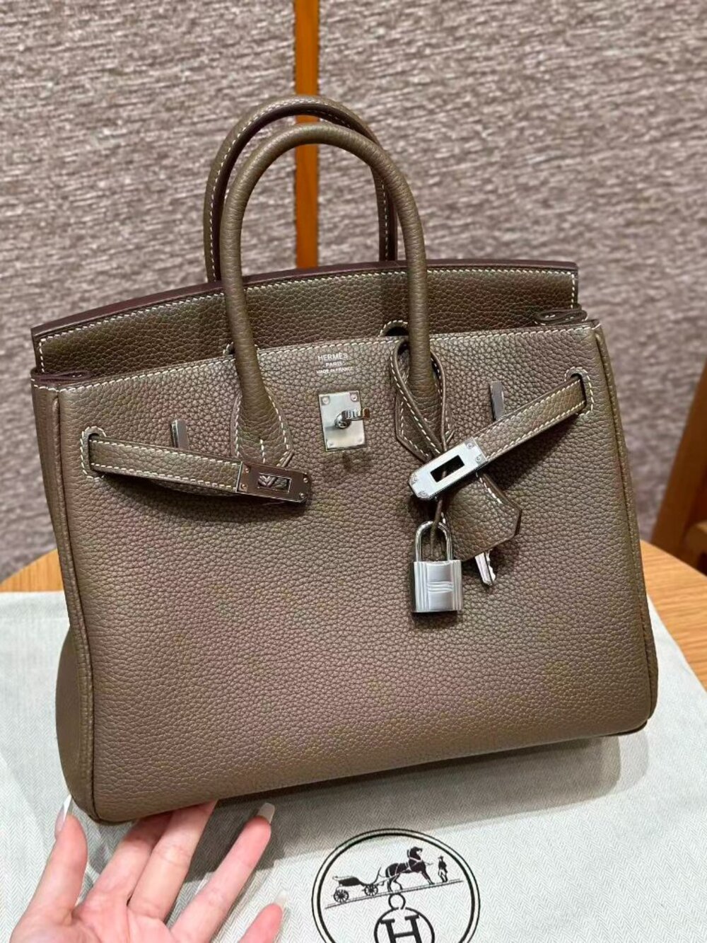 Classic Hermes Bag: A Stylish and Versatile Choice for Elegance